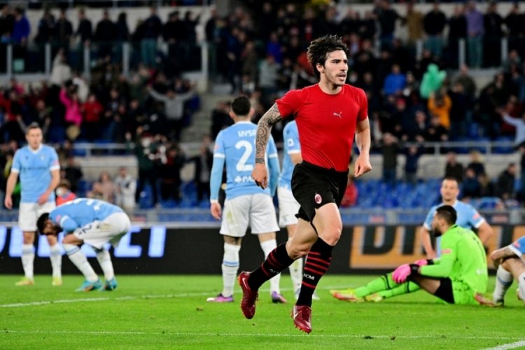 Milan, son dakika gol&uuml;yle liderliğe y&uuml;kseldi