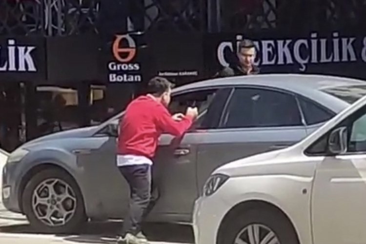 İstanbul'da iki s&uuml;r&uuml;c&uuml;den yumruk yumruğa kavga