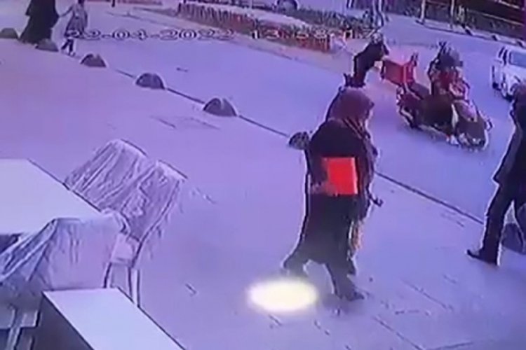 İstanbul'da kadının &ouml;l&uuml;mden d&ouml;nd&uuml;ğ&uuml; kaza kamerada