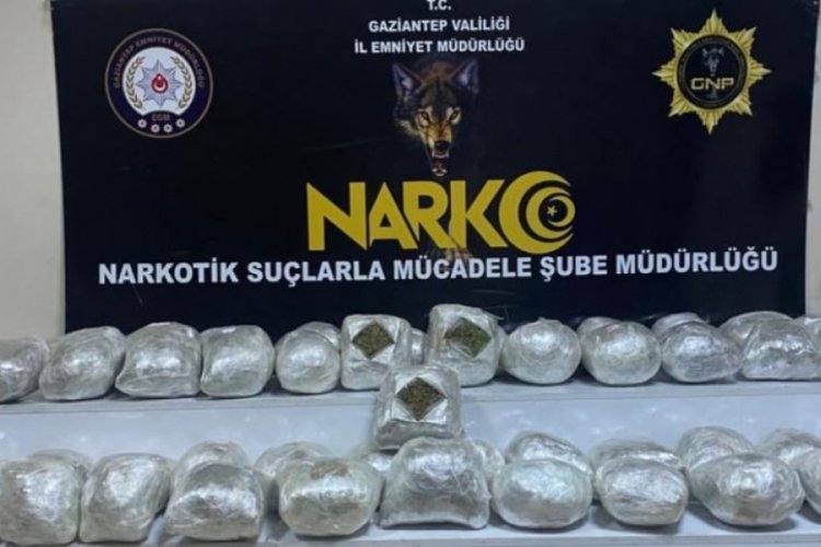 Ara&ccedil;taki 28 kilo esrara 1 g&ouml;zaltı
