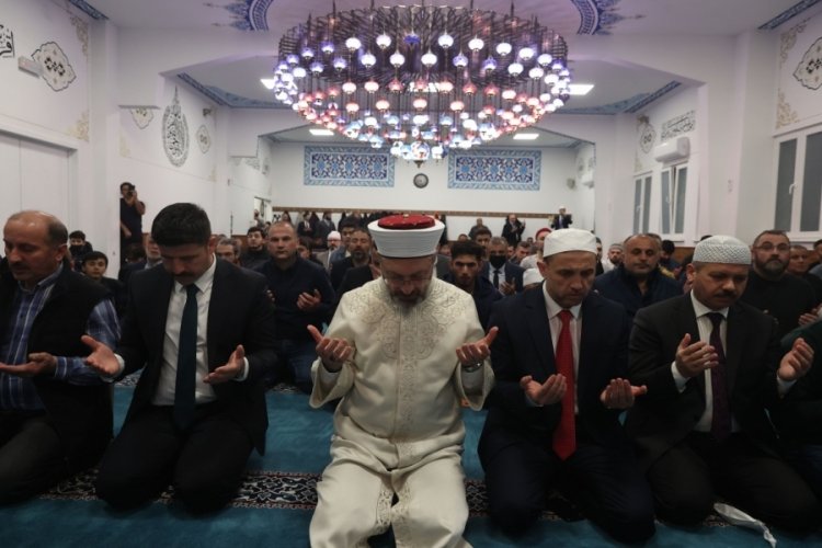 Ali Erbaş, Bel&ccedil;ika'da teravih namazı kıldırdı