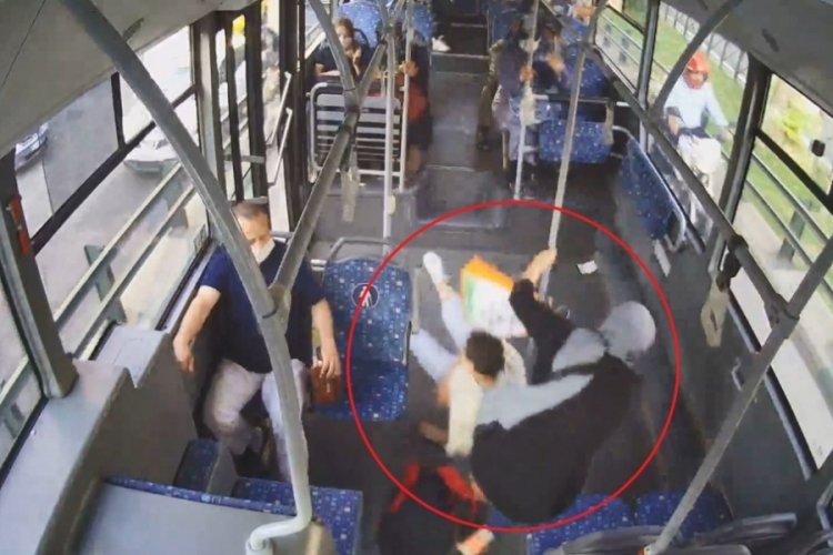 Bursa'da halk otob&uuml;s&uuml;nde savrulan kadının kolu kırıldı