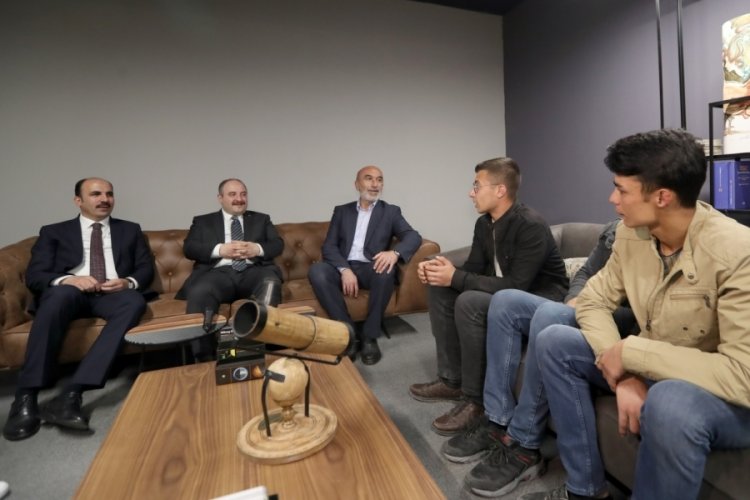 Mustafa Varank, G&uuml;neş sistemini tartışan gen&ccedil;lerle buluştu