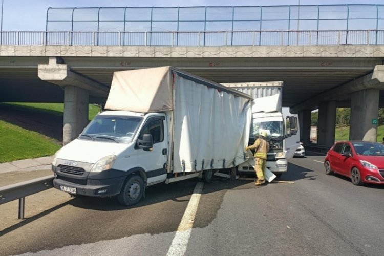 Kimyasal madde taşıyan kamyonet kaza yaptı