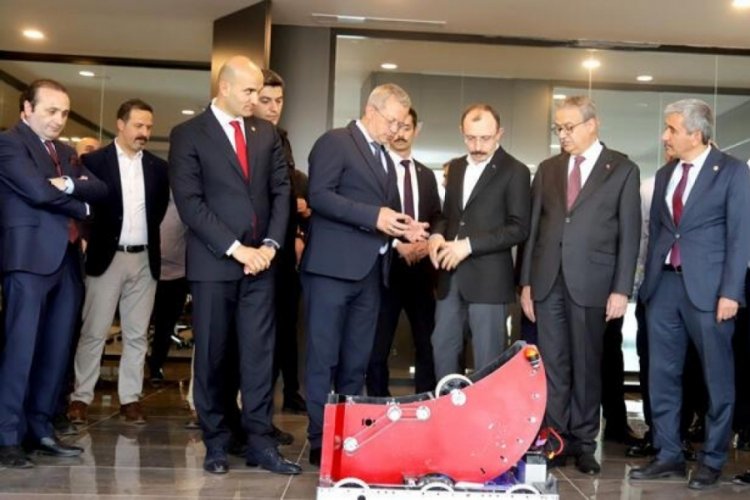 Ticaret Bakanı Muş, MTOSB'de &ouml;ğrencilerin &ccedil;alışmalarını inceledi
