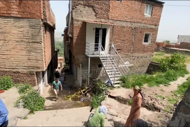 Diyarbakır'da husumetlisini &ouml;ld&uuml;rd&uuml;, evi ateşe verildi