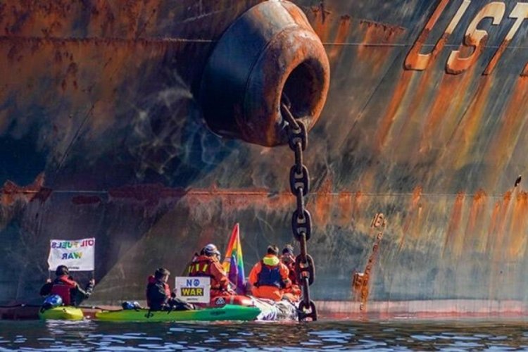 Greenpeace aktivistlerinden Rus tankerlerine zincirli protesto