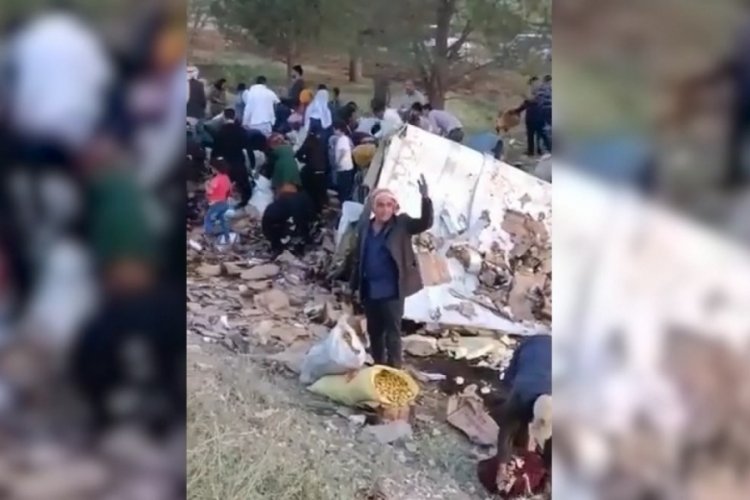 Devrilen TIR'daki şekerleri yoldan topladılar