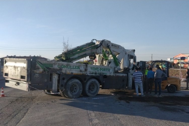 Servis minib&uuml;s&uuml; ile vin&ccedil; &ccedil;arpıştı: 18 yaralı