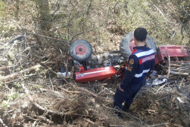 Balıkesir'de trakt&ouml;r devrildi, s&uuml;r&uuml;c&uuml; yaralandı, eşi &ouml;ld&uuml;