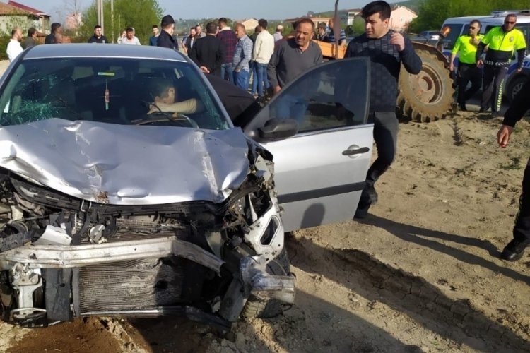 Otomobil ile trakt&ouml;r &ccedil;arpıştı: 4 yaralı