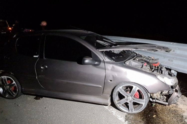Yoldan &ccedil;ıkan otomobil bariyerlere saplandı