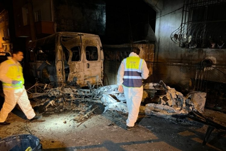 Bursa'da 2 kişinin &ouml;ld&uuml;ğ&uuml; u&ccedil;ak kazasında enkaz sokaktan kaldırıldı