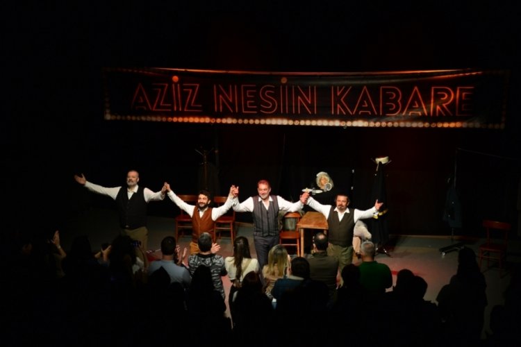 Bursa'da Aziz Nesin Kabare'den d&uuml;ş&uuml;nd&uuml;ren g&uuml;ld&uuml;r&uuml;