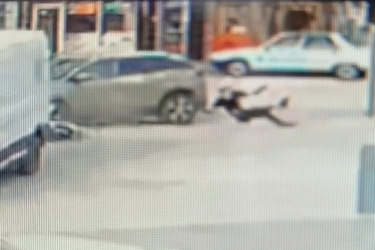 Bursa'da otomobille &ccedil;arpışan motosikletli yola d&uuml;şt&uuml;