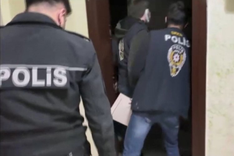 İstanbul'da banka sırası beklerken dolandırıcıların tuzağına d&uuml;şt&uuml;