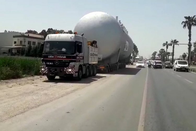 Gemiyle getirilen reakt&ouml;r kazanı, Adana'ya taşınıyor&nbsp;