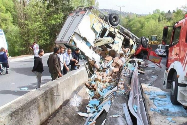 İstanbul'da kamyonet devrildi; 3 yaralı