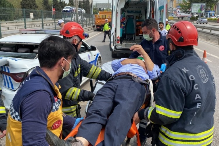 Kocaeli'de polis aracına &ccedil;arpan cipin s&uuml;r&uuml;c&uuml;s&uuml; yaralandı