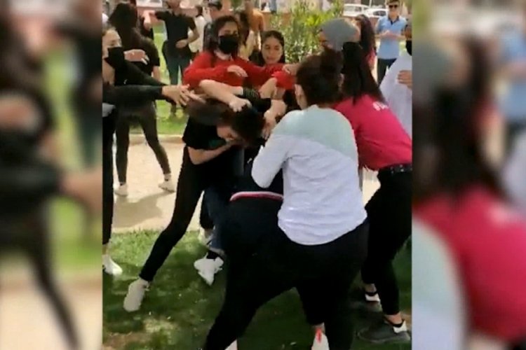 Kız &ouml;ğrencilerin tekme tokat kavgası kamerada