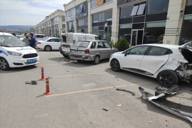 Ankara'da kargo minib&uuml;s&uuml; 7 araca &ccedil;arptı