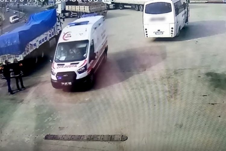 İki minib&uuml;s&uuml;n &ccedil;arpışmasında 3 kişi yaralandı