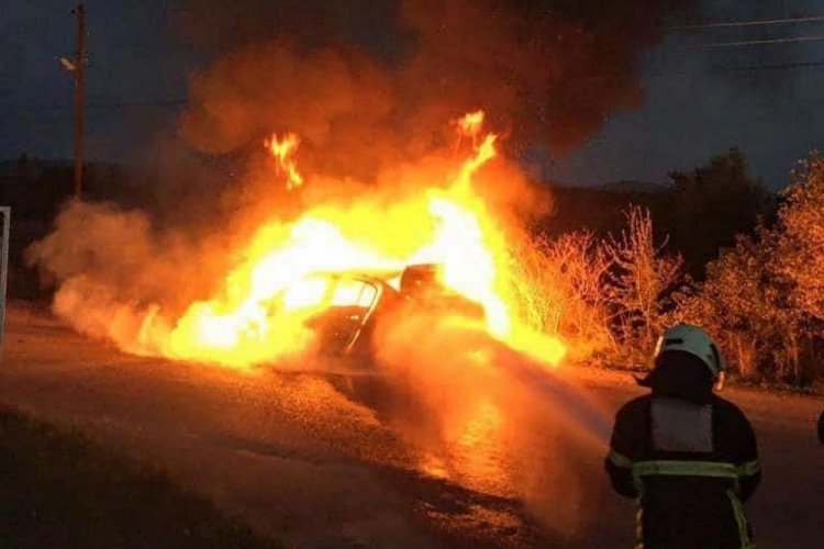 Seyir halindeki otomobil alev alev yandı