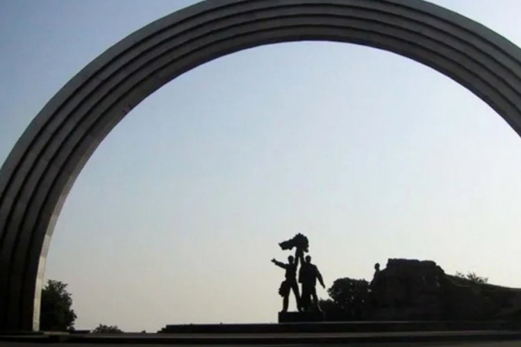 Rusya-Ukrayna Dostluk Anıtı yıkıldı