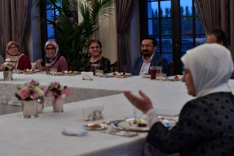 Emine Erdoğan, evde yaşlı ve engelli birey bakımı yapan ailelerle iftarda buluştu