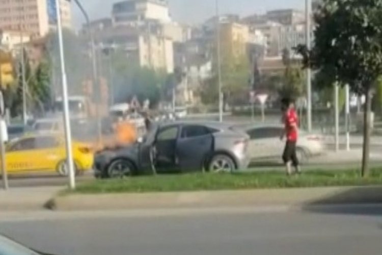 İstanbul'da kaza yapan otomobilde yangın