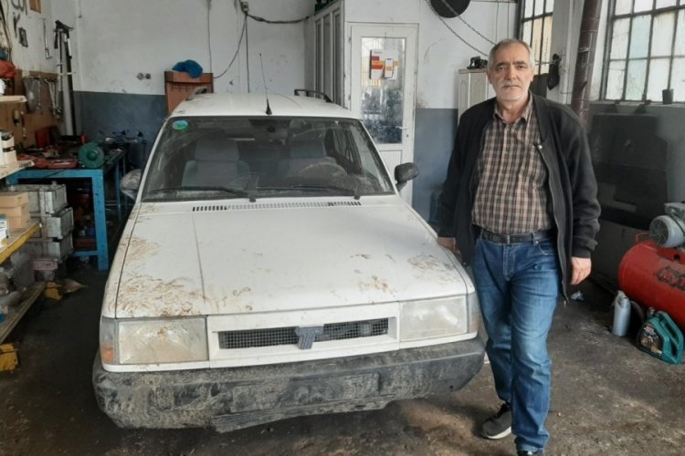Bursa'da otomobil fareleri, &ccedil;amura saplandı