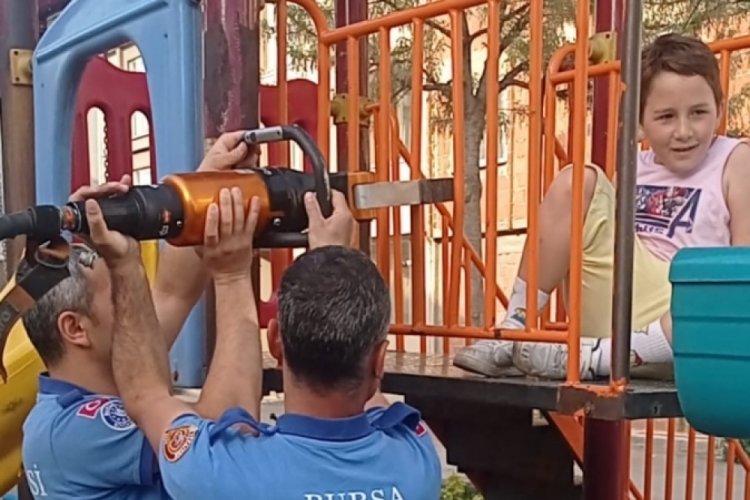 Bursa'da oyun oynamak isterken kaydırak demirlerine sıkıştı