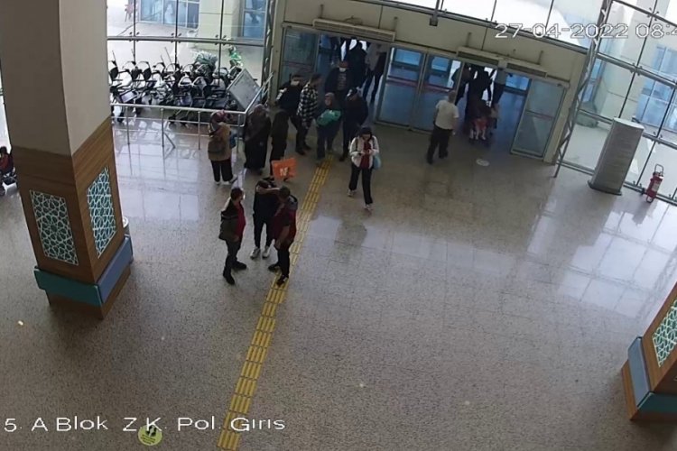 Hastaneye kadar geldi, bah&ccedil;ede doğurdu