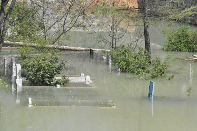 G&uuml;m&uuml;şhane'de karların erimesiyle baraj taştı, mezarlık suyla doldu