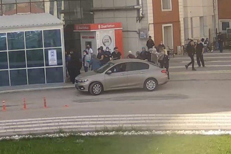 Poliklinik &ouml;n&uuml;ndeki otomobilde doğum yaptı