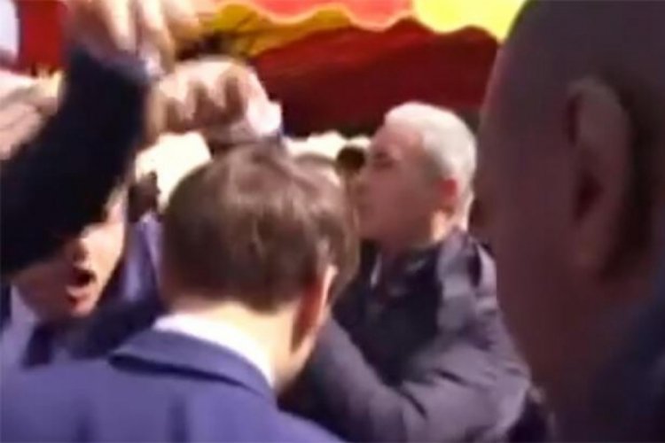 Emmanuel Macron'a domatesli saldırı