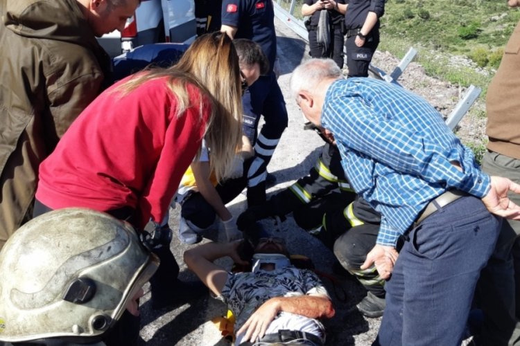 Kocaeli'de iş makinesi y&uuml;kl&uuml; &ccedil;ekici devrildi