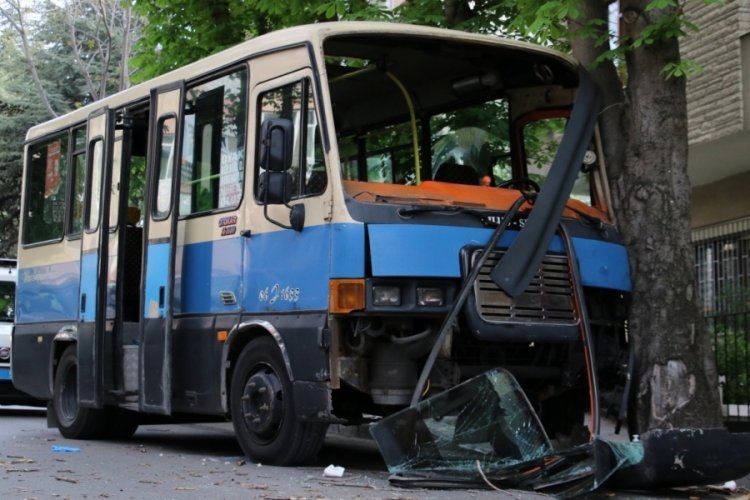 Freni arızalanan minib&uuml;s ağaca &ccedil;arptı: 5 yaralı