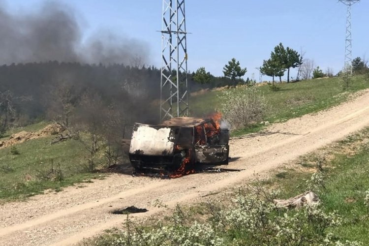 Seyir halindeki otomobil alev alev yandı