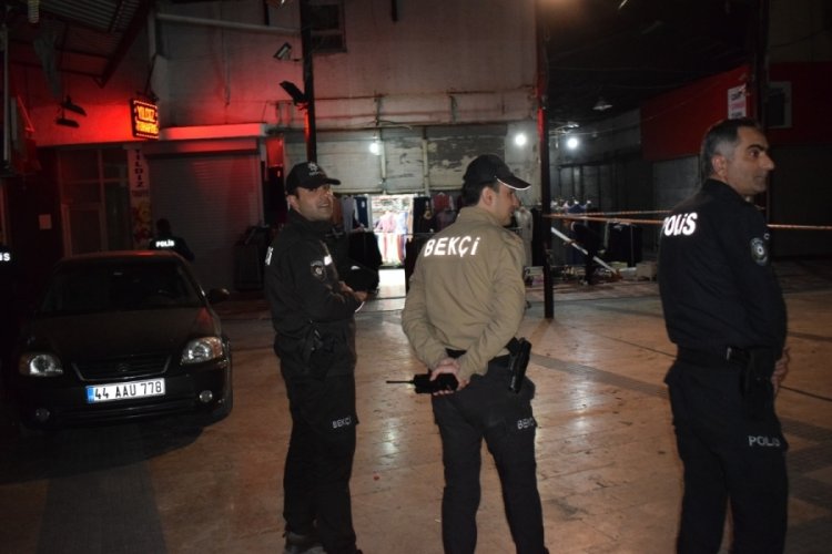 İş hanının duvarları &ccedil;atladı, polis alarma ge&ccedil;ti
