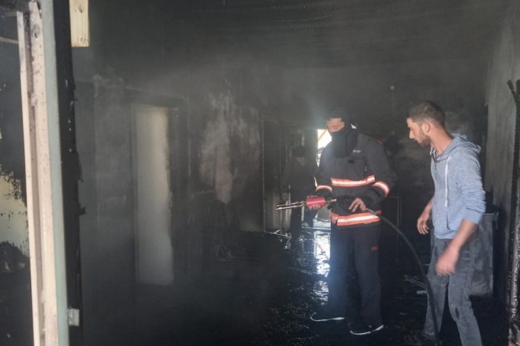 Yangında mahsur kalan &ccedil;ocuğu mahalleli kurtardı