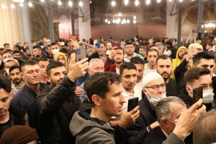 Peygamber Efendimizin Sakal-ı Şerif'ini g&ouml;renler g&ouml;zyaşlarını tutamadı