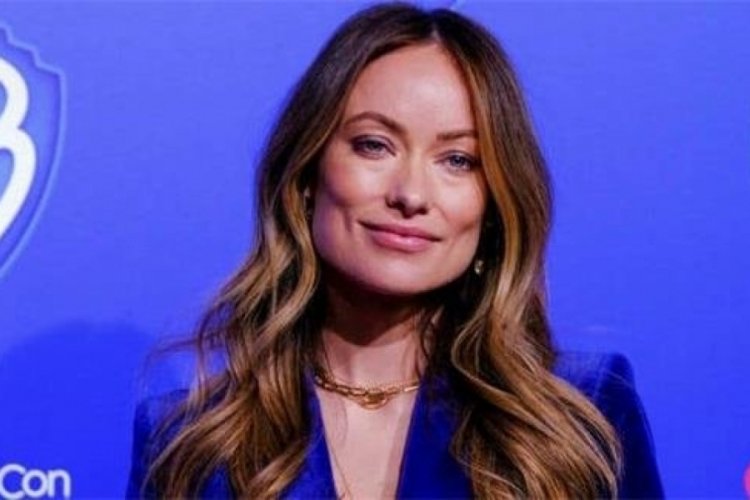 Olivia Wilde'ın eline zarf tutuşturdular