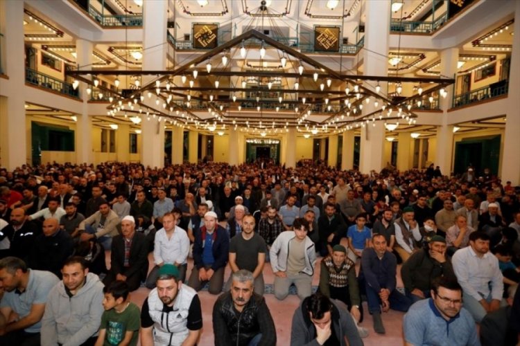 Bursa'nın camileri Kadir Gecesi'nde doldu taştı