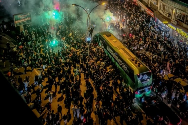 Sakaryaspor'da, 10 yıllık &ouml;zlemi sona erdirmenin mutluluğu yaşanıyor