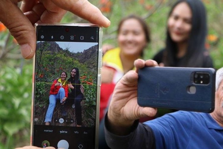 Taylandlı turistler, ters laleleri g&ouml;rmek i&ccedil;in Hakkari'yi ziyaret etti