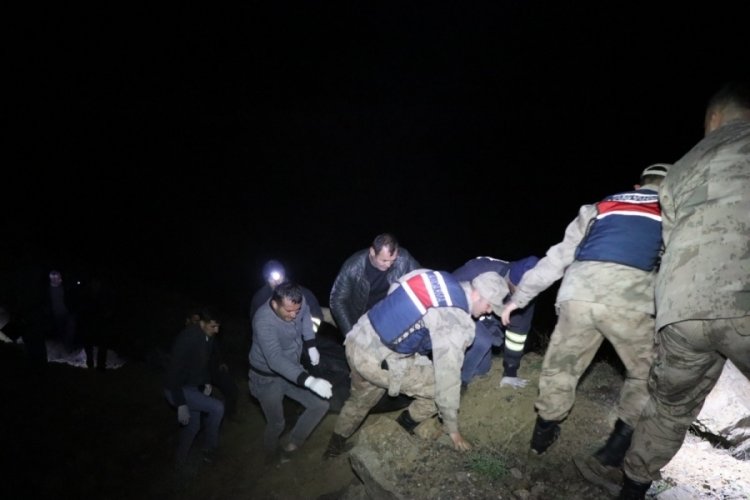İki otomobil &ccedil;aya d&uuml;şt&uuml;: 1 &ouml;l&uuml;, 2 yaralı, 2 kayıp