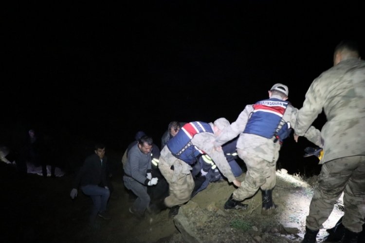 &Ccedil;aya d&uuml;şen otomobildeki &ccedil;ift aranıyor