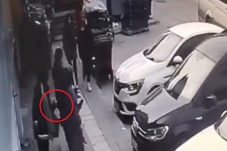 Bursa'daki el arabasındaki &ccedil;antayı kaşla g&ouml;z arası kaptı