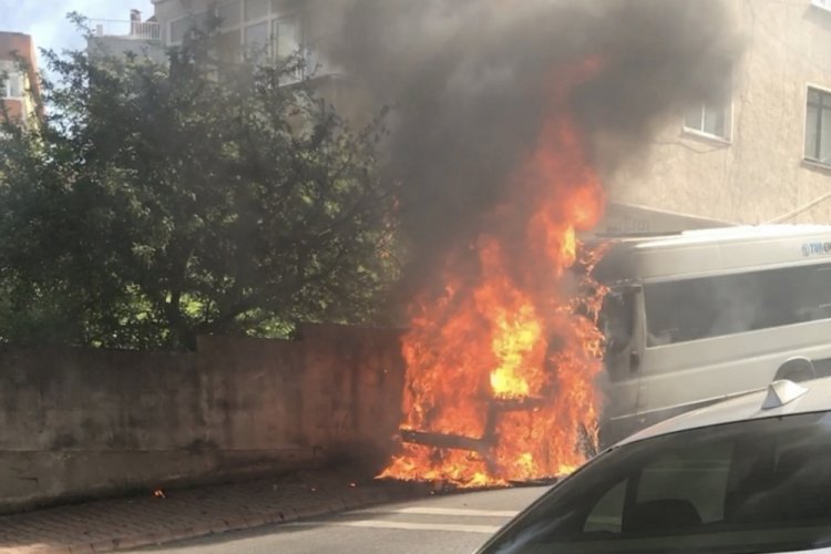Park halindeki minib&uuml;s alev aldı
